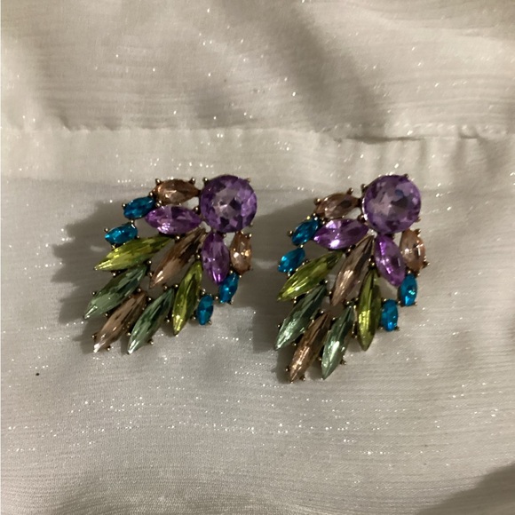 - 💗Beautiful GoldTone Colorful Floral Crystal Earrings - Picture 6 of 17